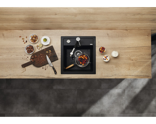 Keukenscène met spoelbak, kraan, snijplank, fruit en ingrediënten op een aanrecht