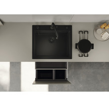 Bovenaanzicht van een gootsteen met kraan, servies en een open onderkast.