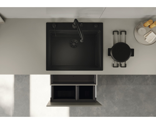 Bovenaanzicht van een gootsteen met kraan, servies en een open onderkast.