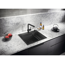 Spoelbak met kraan in een moderne keukenomgeving