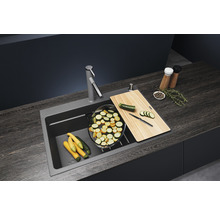 Spoelbak met kraan, snijplank en gesneden courgette