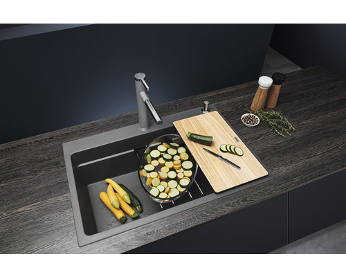 Spoelbak met kraan, snijplank en gesneden courgette