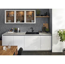 Moderne keuken met witte kasten, werkblad en spoelbak