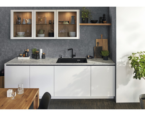 Moderne keuken met witte kasten, werkblad en spoelbak