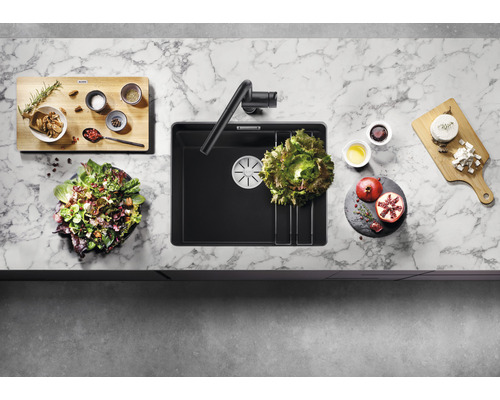 Bovenaanzicht van een aanrecht met gootsteen, kraan en voedingsmiddelen