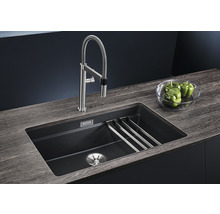 Keukenspoelbak met afdruiprek en kraan op een werkblad