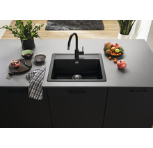 Spoelbak met kraan in een moderne keuken met fruit en planten