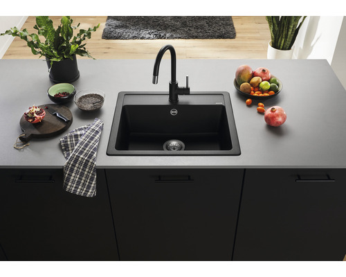 Spoelbak met kraan in een moderne keuken met een grijs aanrechtblad