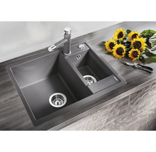 Grijze aanrechtgootsteen met twee spoelbakken, kraan, bloemen en tuinschaar