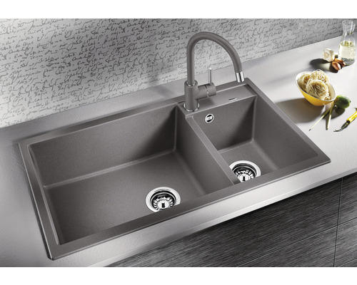 Grijze aanrechtspoelbak met twee bakken en kraan