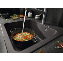 Spoelbak met kraan en een pan gevuld met groenten