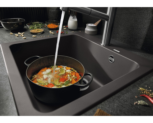 Spoelbak met kraan en een pan gevuld met groenten