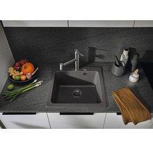 Keukenspoelbak met kraan in een moderne keuken