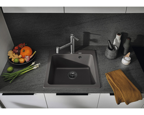 Keukenspoelbak met kraan in een moderne keuken