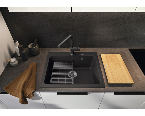 Spoelbak met afdruiprek en snijplank op een aanrecht