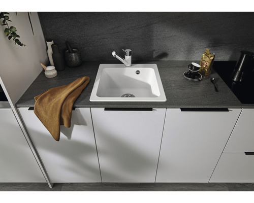 Keuken spoelbak met kraan in een moderne keukenomgeving.