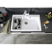 Spoelbak met afdruiprek en kraan op een werkblad