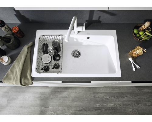 Spoelbak met afdruiprek en vaatwerk op een aanrecht