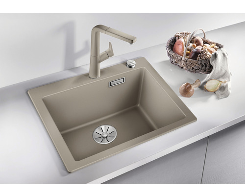 Spoelbak met kraan en groentenassortiment in mand