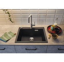 Keukenscène met zwarte spoelbak, kraan en servies