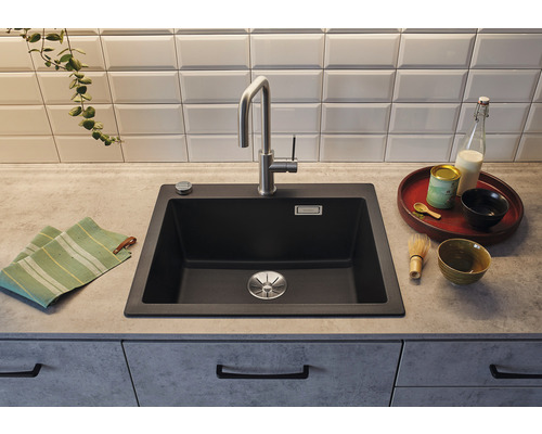 Zwarte spoelbak met kraan in een moderne keuken