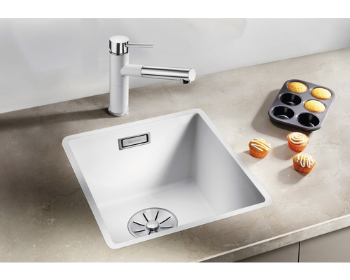 Spoelbak met kraan en muffinbakvorm op een werkblad