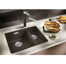 Spoelbak met twee bakken en kraan in een moderne keuken