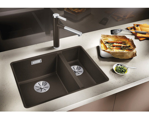 Spoelbak met twee bakken en kraan in een moderne keuken