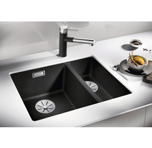 Dubbele spoelbak van zwart graniet met kraan en afdruiprek