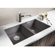 Spoelbak met twee bakken en kraan op een aanrecht