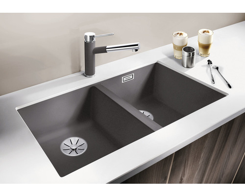 Dubbele spoelbak van composietmateriaal met kraan op een werkblad