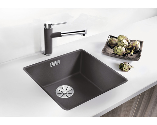 Spoelbak met kraan op een aanrecht