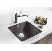 Spoelbak met kraan en artisjokken op het aanrecht