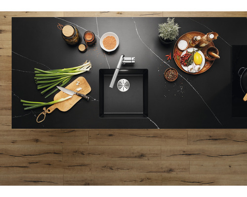 Keukenwerkblad met spoelbak, kraan en diverse levensmiddelen