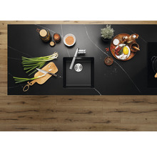 Keukenwerkblad met spoelbak, kraan en ingrediënten voor voedselbereiding