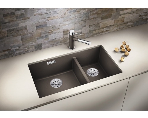 Spoelbak met twee wasbakken en kraan op een aanrecht