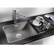 Keukenspoelbak met afdruipvlak, kraan en vaatwerk