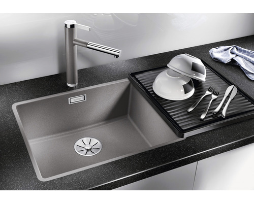 Keukenspoelbak met afdruipvlak, kraan en vaatwerk