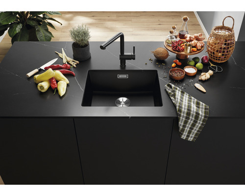 Spoelbak in een moderne keuken met kookingrediënten