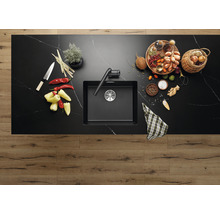 Keuken spoelbak met kraan op een aanrecht met levensmiddelen.