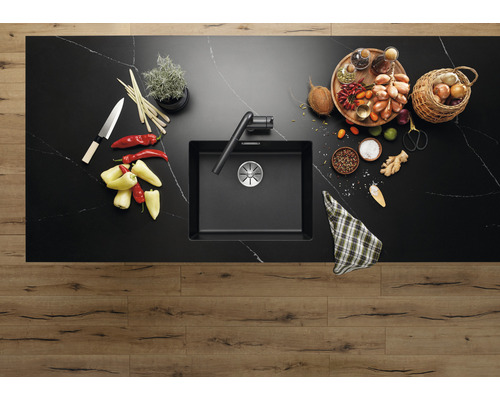 Keuken spoelbak met kraan op een aanrecht met levensmiddelen.