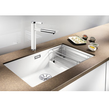 Spoelbak met afdruiprek en kraan op een aanrecht.