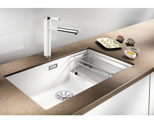 Spoelbak met afdruiprek en kraan op een aanrecht.