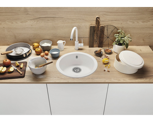 Keukenscène met ronde spoelbak, kraan en bakingrediënten op een aanrechtblad