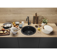 Zwarte spoelbak op een aanrecht met ingrediënten om mee te bakken