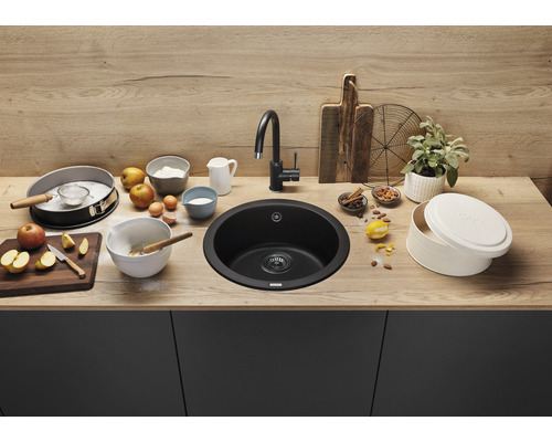 Zwarte spoelbak op een aanrecht met ingrediënten om mee te bakken