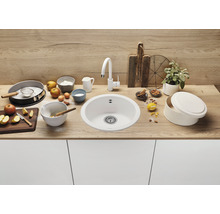 Keukenscène met spoelbak, kraan en bakingrediënten op een aanrecht