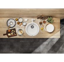 Spoelbak met ingrediënten om appeltaart te bakken op een houten aanrechtblad