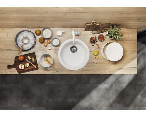 Spoelbak met ingrediënten om appeltaart te bakken op een houten aanrechtblad