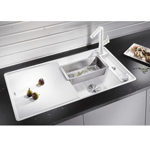 Spoelbak met afdruiprek, spoelbak, snijplank, armatuur en accessoires in een keukenscène.